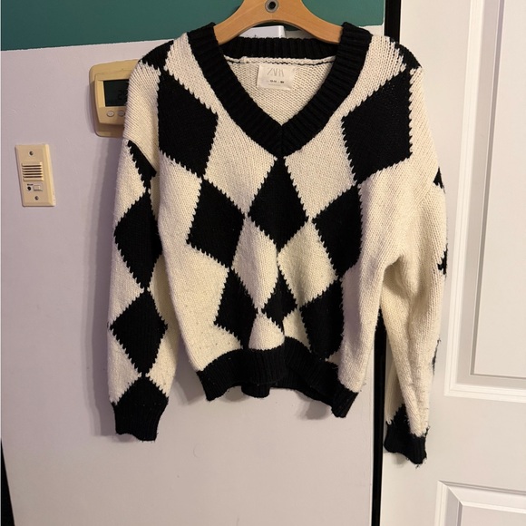 Zara Sweaters - Zara Black and White Diamond V-Neck Sweater